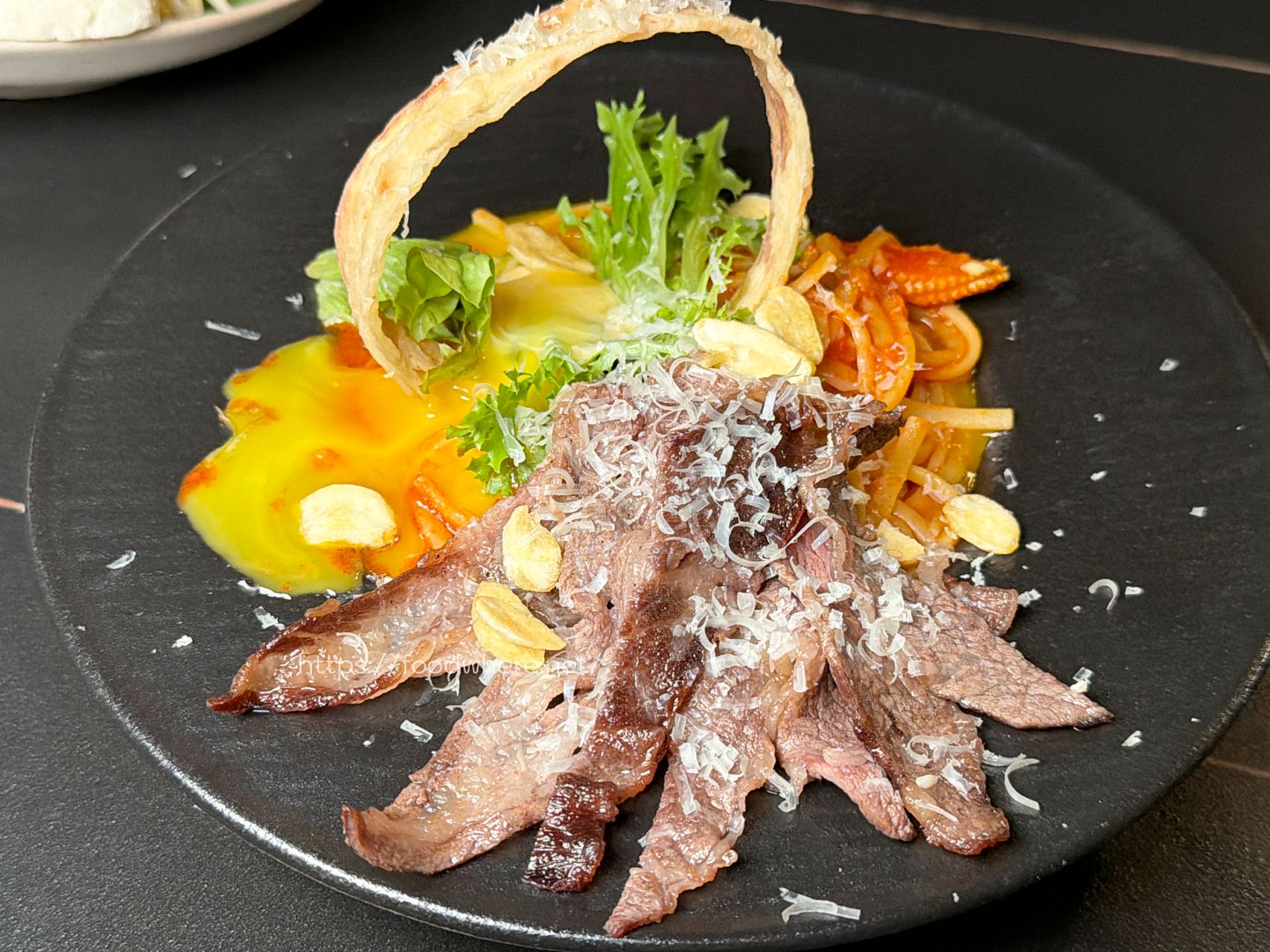 高雄三民美食《C’est Bon 河堤店》河堤社區最有討論度的餐酒館！赤味噌烤鮭魚燉飯與極致煙燻調酒，夜晚微醺的沙發時光 @高雄美食底對