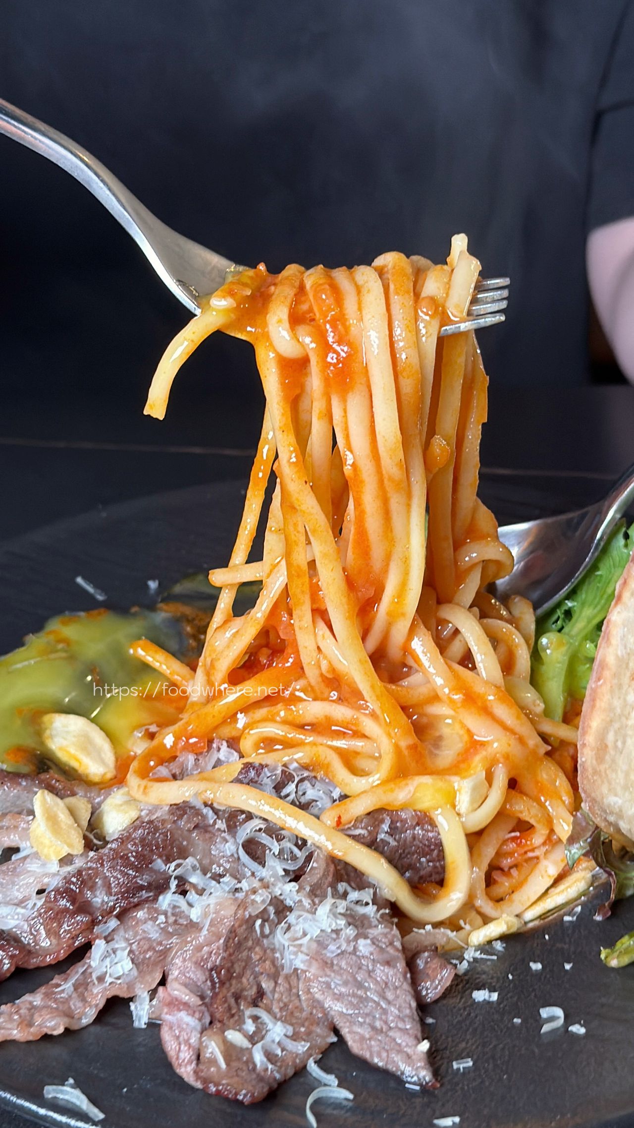 高雄三民美食《C’est Bon 河堤店》河堤社區最有討論度的餐酒館！赤味噌烤鮭魚燉飯與極致煙燻調酒，夜晚微醺的沙發時光 @高雄美食底對