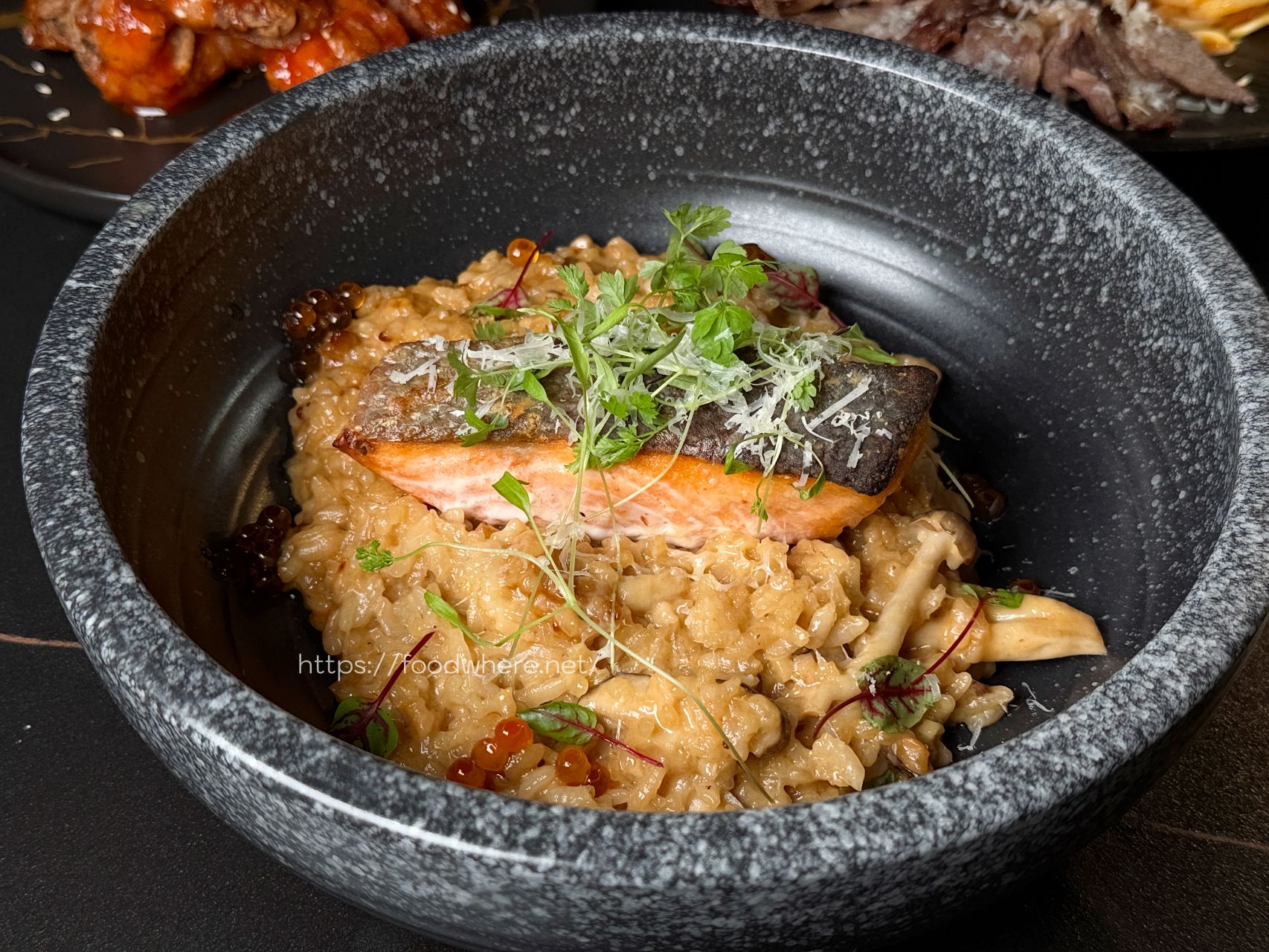 高雄三民美食《C’est Bon 河堤店》河堤社區最有討論度的餐酒館！赤味噌烤鮭魚燉飯與極致煙燻調酒，夜晚微醺的沙發時光 @高雄美食底對