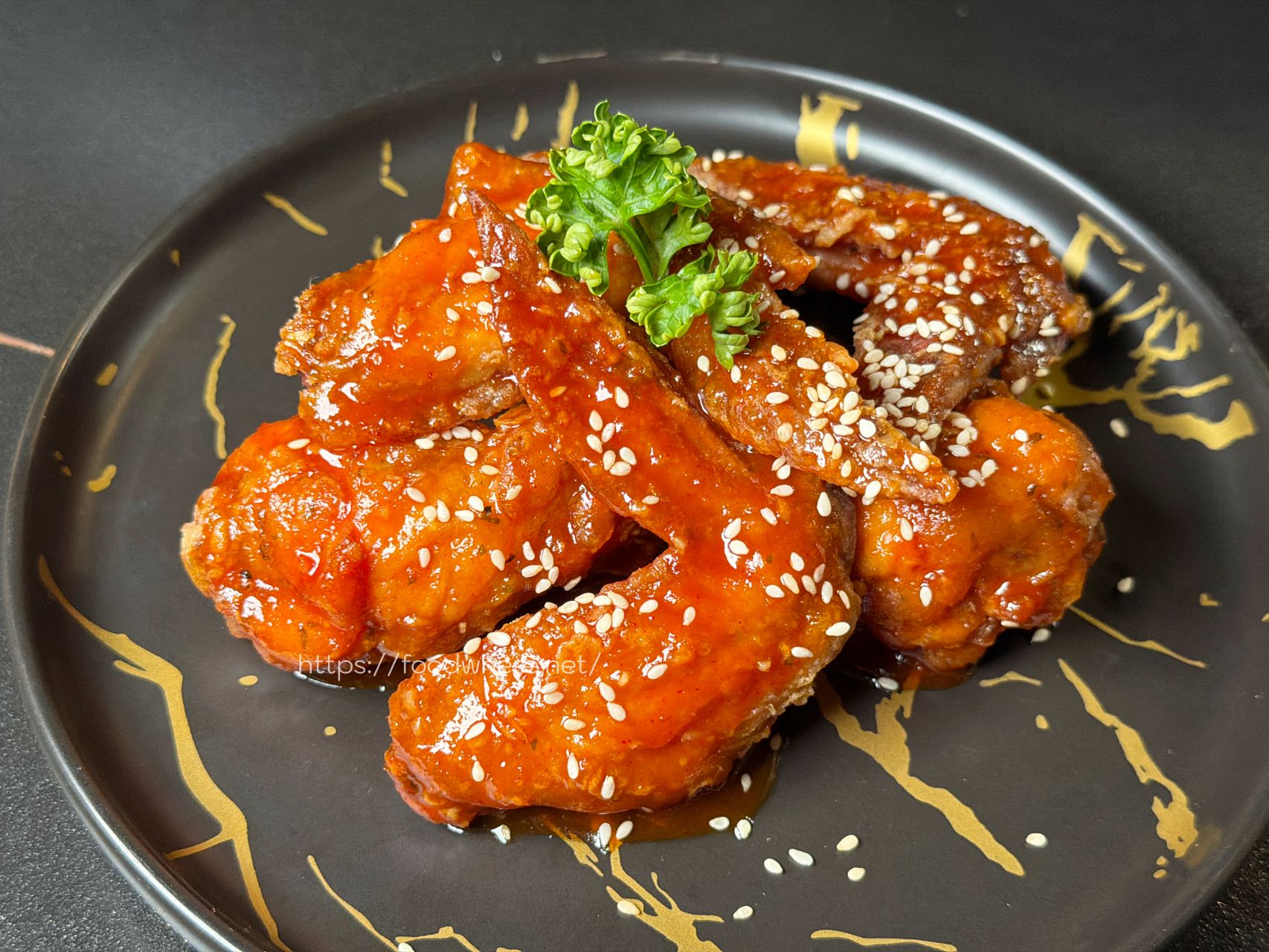高雄三民美食《C’est Bon 河堤店》河堤社區最有討論度的餐酒館！赤味噌烤鮭魚燉飯與極致煙燻調酒，夜晚微醺的沙發時光 @高雄美食底對
