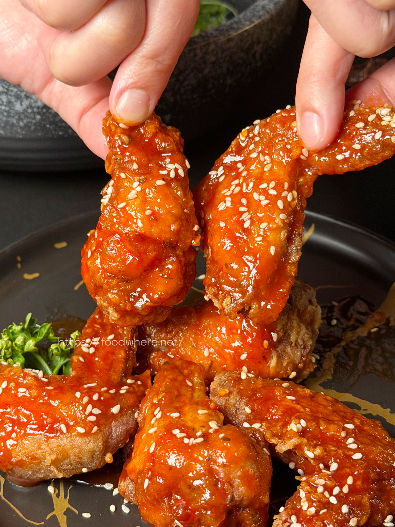 高雄三民美食《C’est Bon 河堤店》河堤社區最有討論度的餐酒館！赤味噌烤鮭魚燉飯與極致煙燻調酒，夜晚微醺的沙發時光 @高雄美食底對