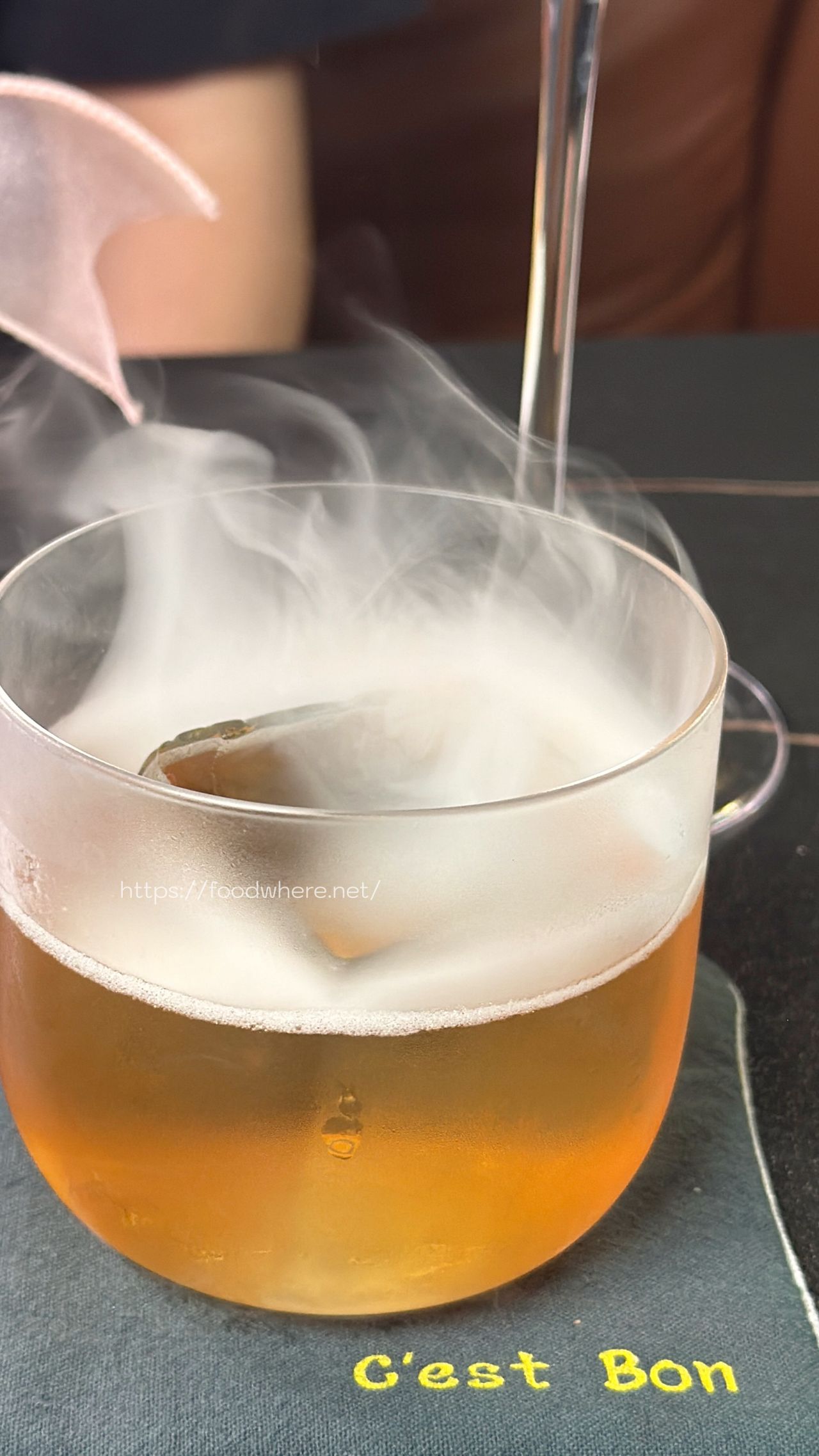 高雄三民美食《C’est Bon 河堤店》河堤社區最有討論度的餐酒館！赤味噌烤鮭魚燉飯與極致煙燻調酒，夜晚微醺的沙發時光 @高雄美食底對