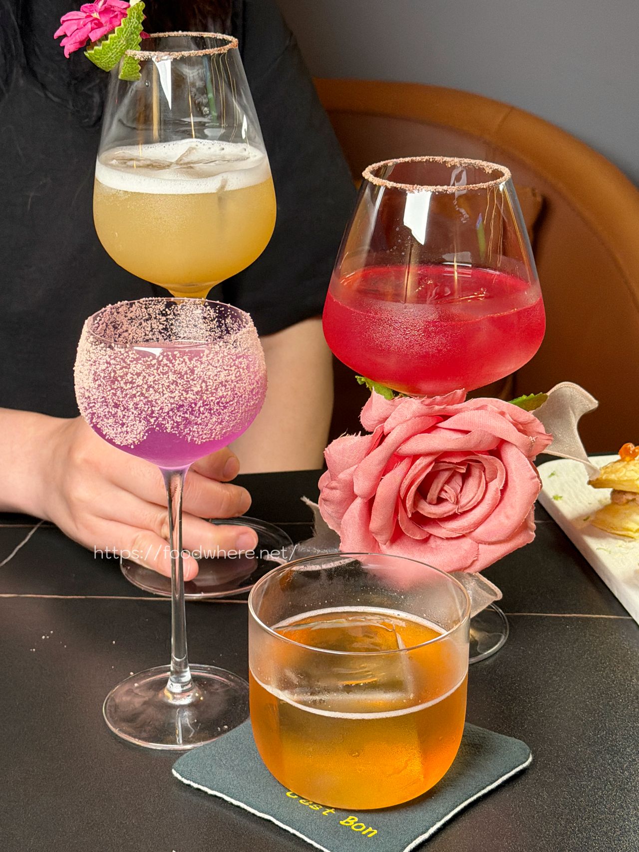 高雄三民美食《C’est Bon 河堤店》河堤社區最有討論度的餐酒館！赤味噌烤鮭魚燉飯與極致煙燻調酒，夜晚微醺的沙發時光 @高雄美食底對
