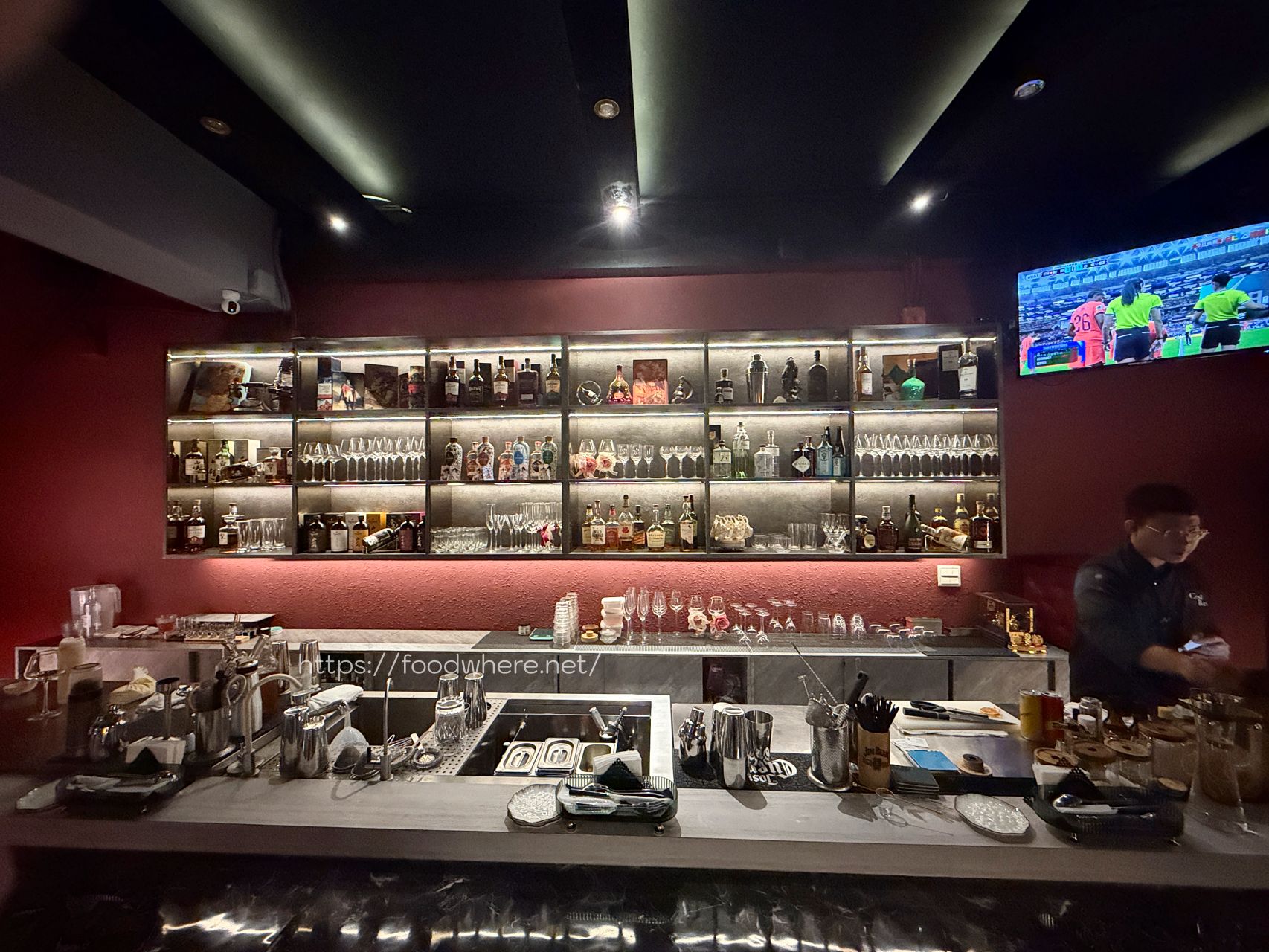 高雄三民美食《C’est Bon 河堤店》河堤社區最有討論度的餐酒館！赤味噌烤鮭魚燉飯與極致煙燻調酒，夜晚微醺的沙發時光 @高雄美食底對