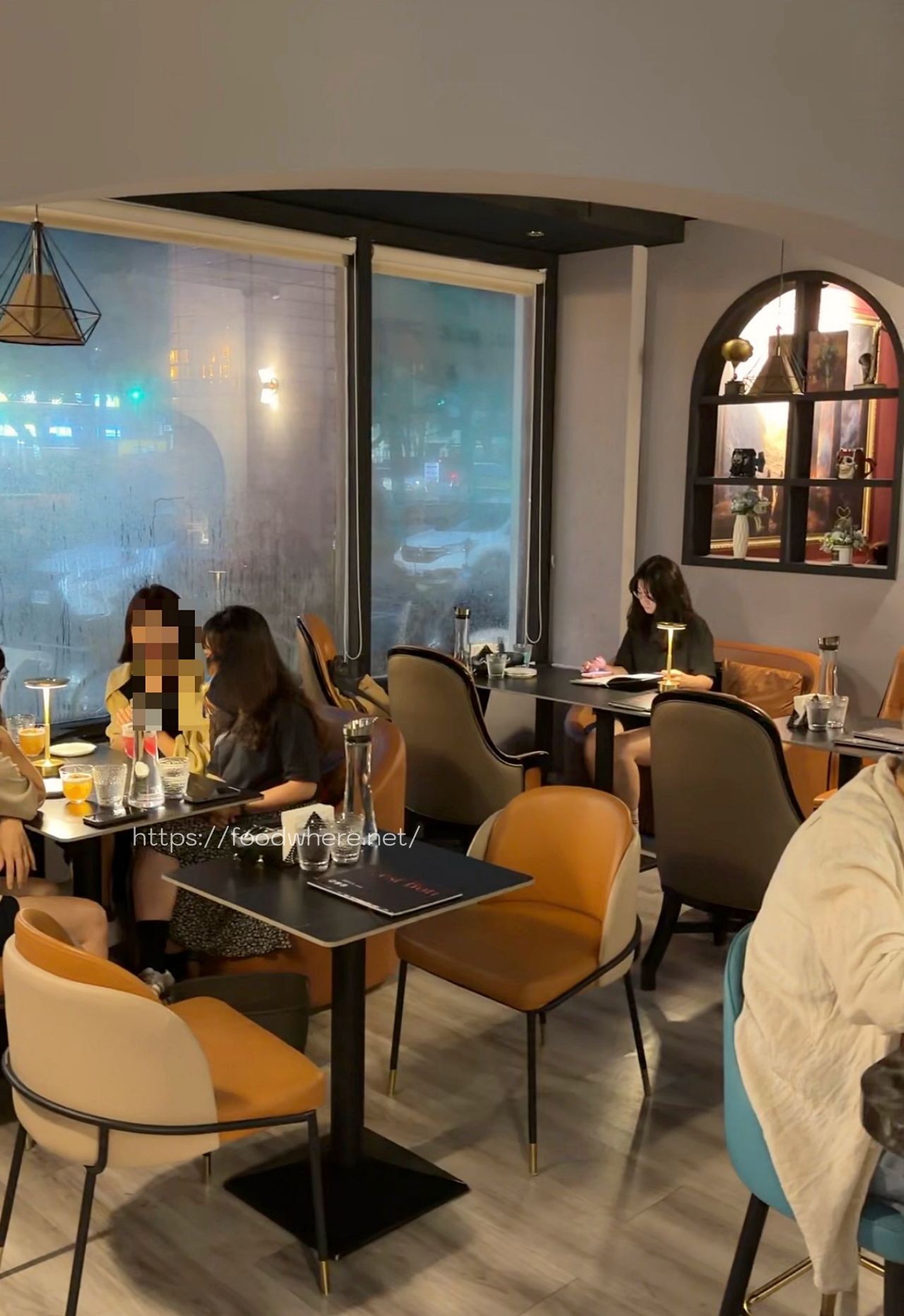 高雄三民美食《C’est Bon 河堤店》河堤社區最有討論度的餐酒館！赤味噌烤鮭魚燉飯與極致煙燻調酒，夜晚微醺的沙發時光 @高雄美食底對