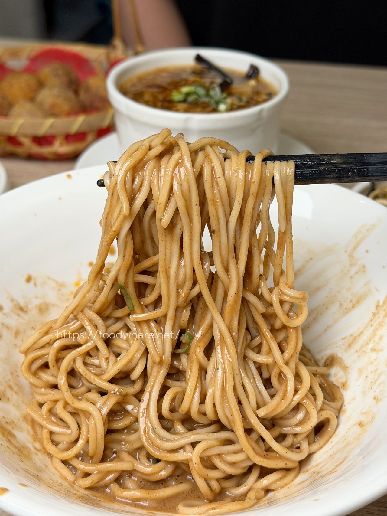 （有菜單）高雄鳳山美食《日嚐食堂》鼎泰豐師傅出來開店！平民版星級美味，必點爆汁小籠包與黃金比例紅油抄手 @高雄美食底對
