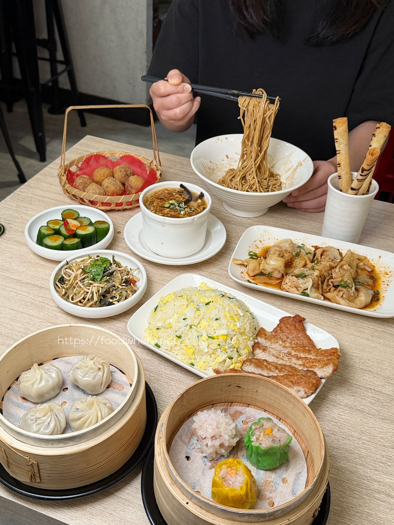 （有菜單）高雄鳳山美食《日嚐食堂》鼎泰豐師傅出來開店！平民版星級美味，必點爆汁小籠包與黃金比例紅油抄手 @高雄美食底對