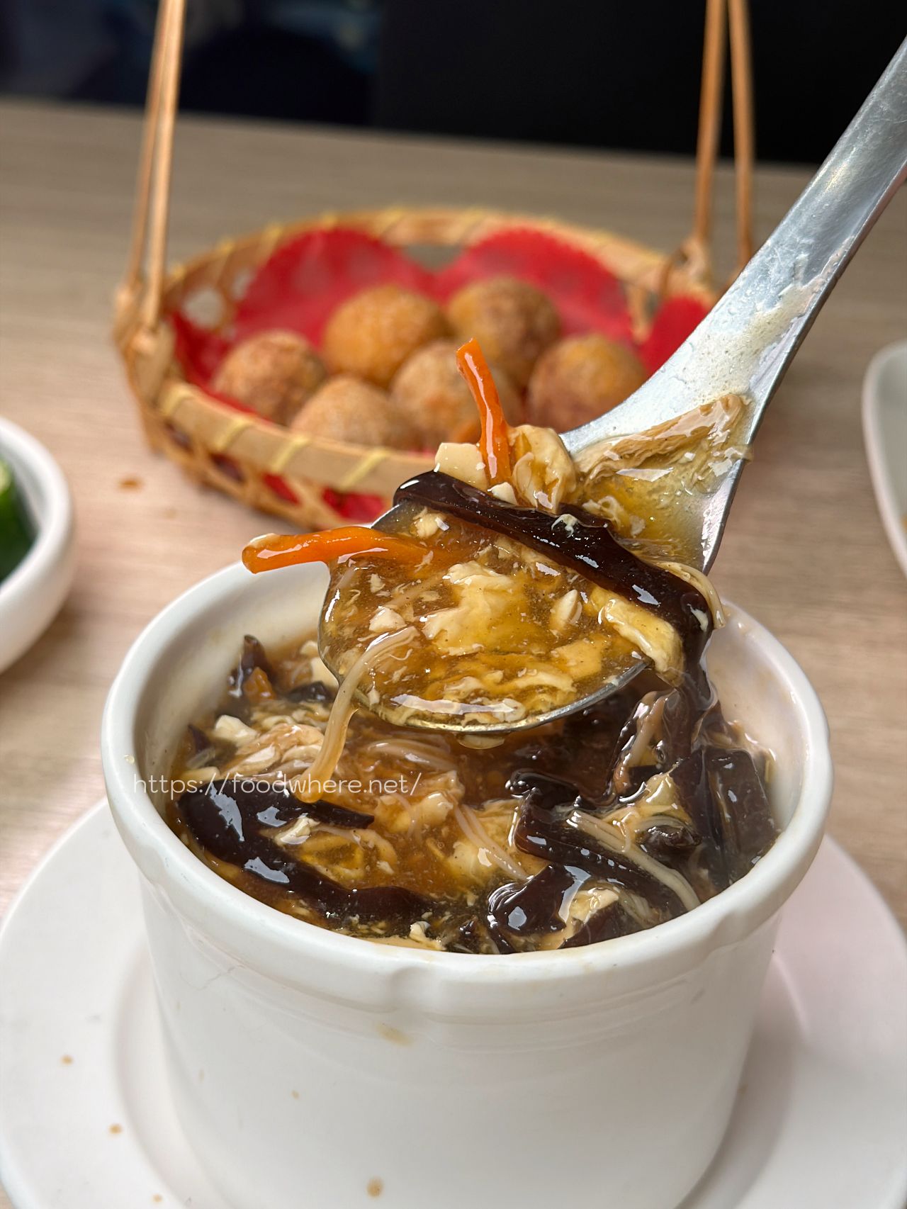 （有菜單）高雄鳳山美食《日嚐食堂》鼎泰豐師傅出來開店！平民版星級美味，必點爆汁小籠包與黃金比例紅油抄手 @高雄美食底對