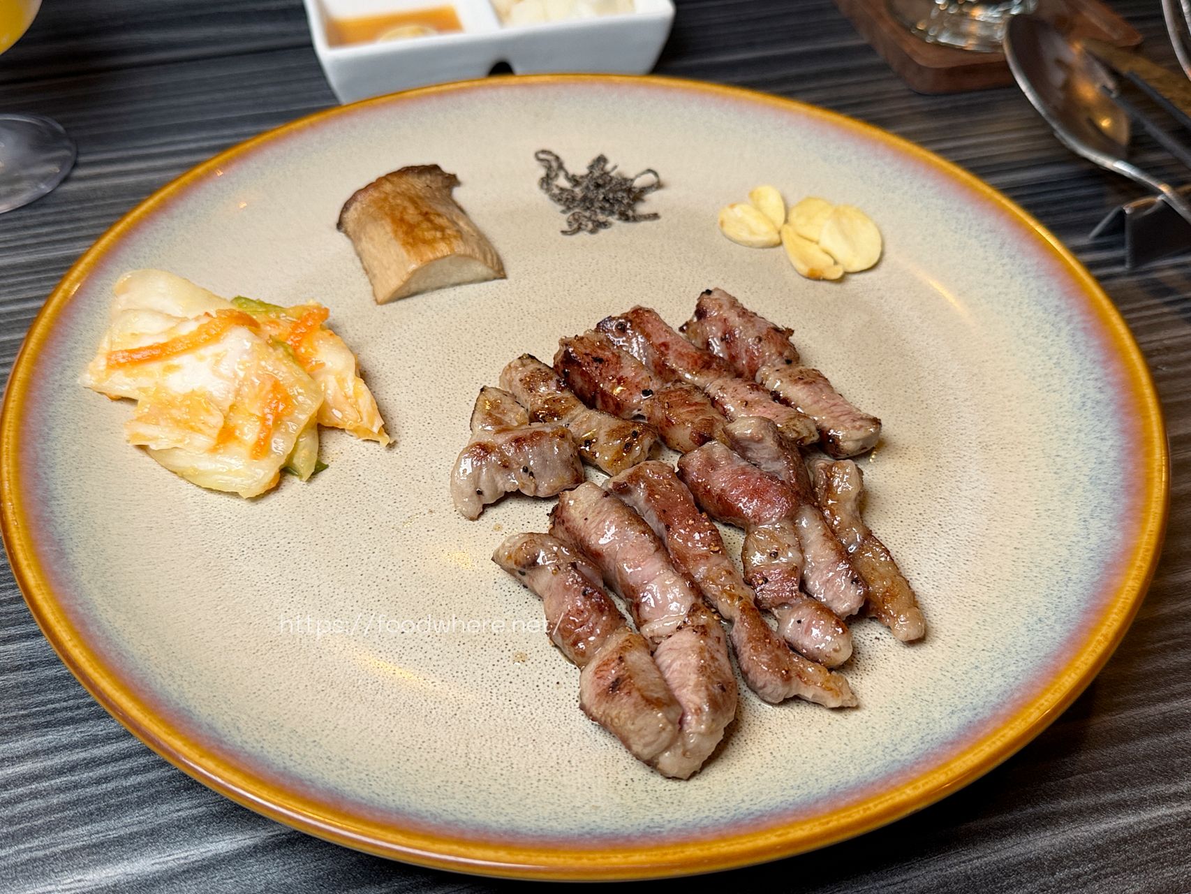 高雄前金美食《1975鐵板燒》隱身仁德街的超值無菜單鐵板燒！$1500 吃大蝦日本和牛、13 道職人級美味，慶生約會首選 @高雄美食底對