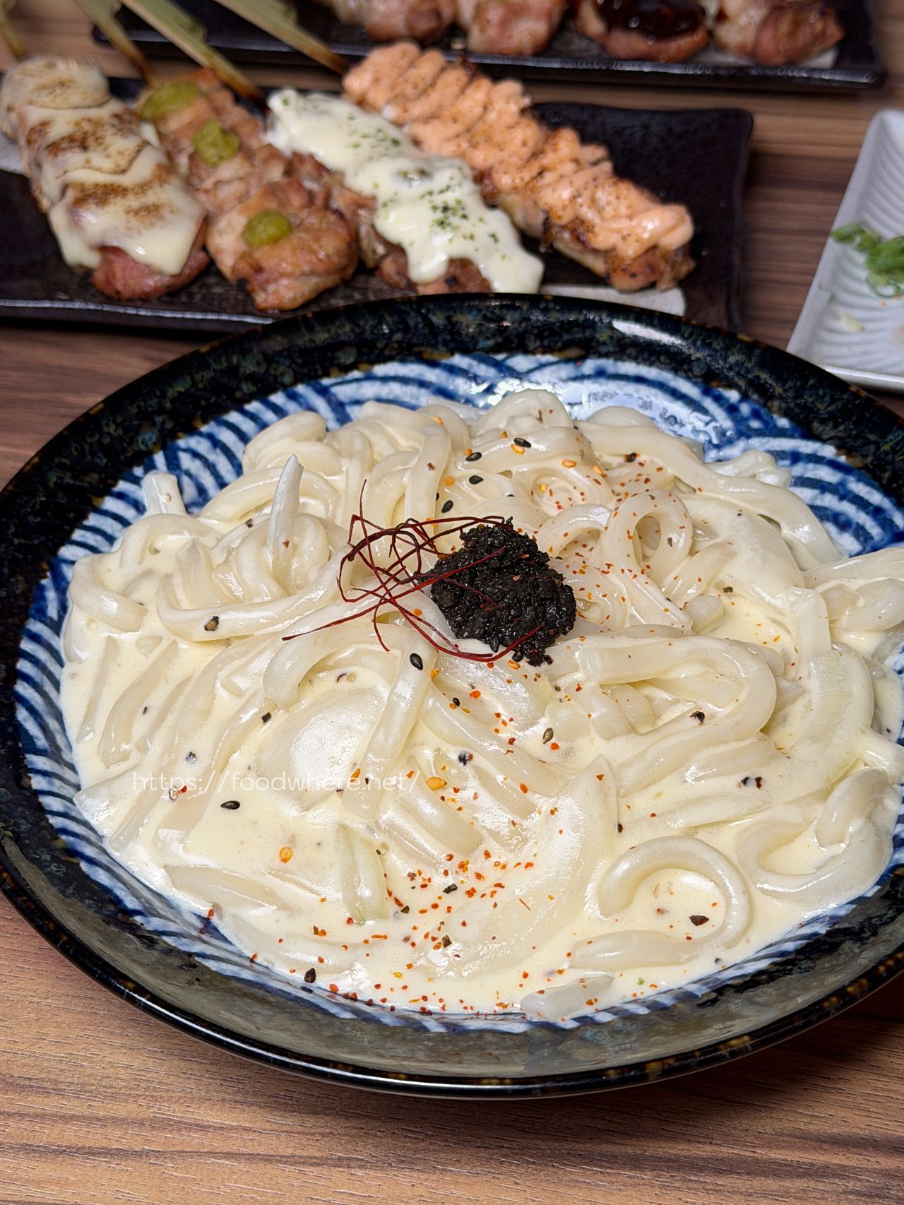 (有放菜單)高雄新興美食《食之八酒居酒屋》七賢路上超人氣口袋名單！平價爆汁雞肉串多達8種口味，必點香濃黑松露奶油烏龍麵 @高雄美食底對