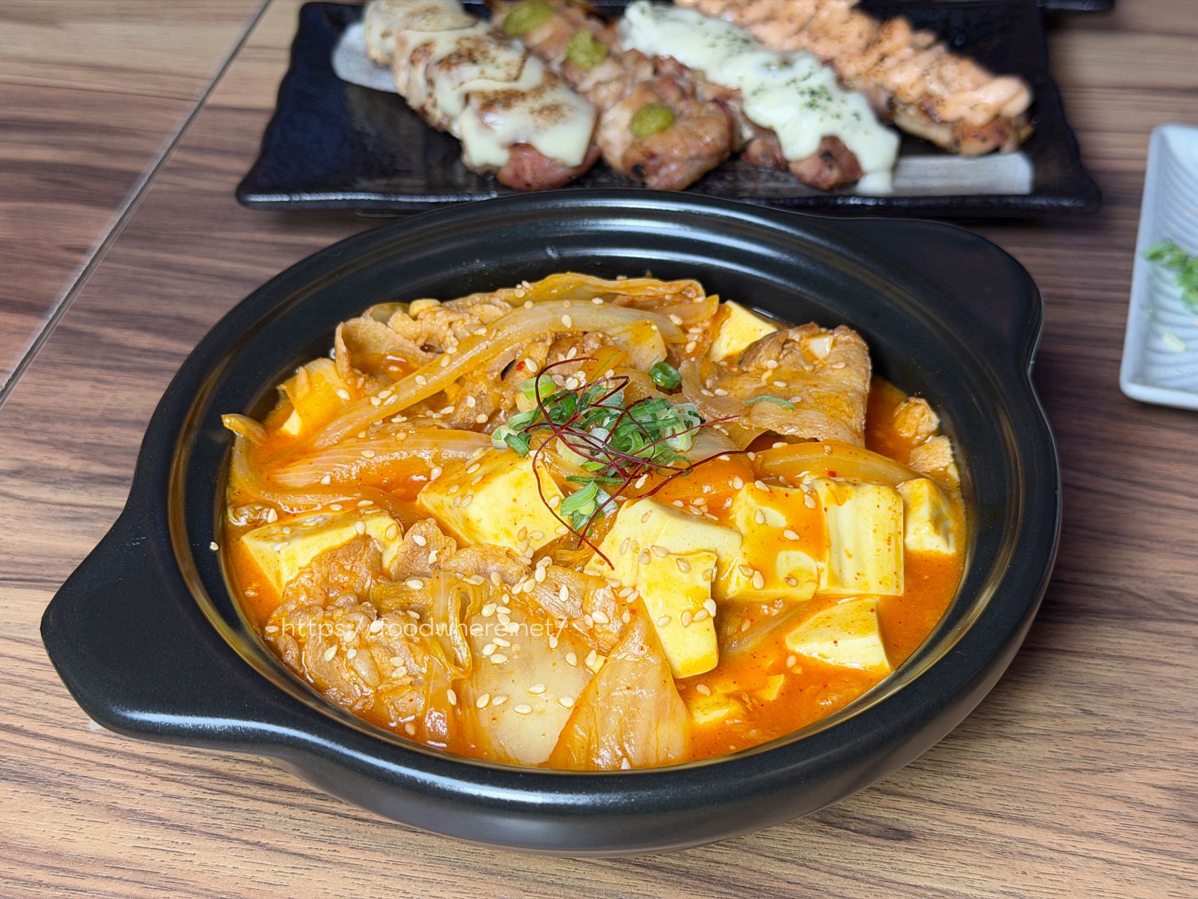 (有放菜單)高雄新興美食《食之八酒居酒屋》七賢路上超人氣口袋名單！平價爆汁雞肉串多達8種口味，必點香濃黑松露奶油烏龍麵 @高雄美食底對
