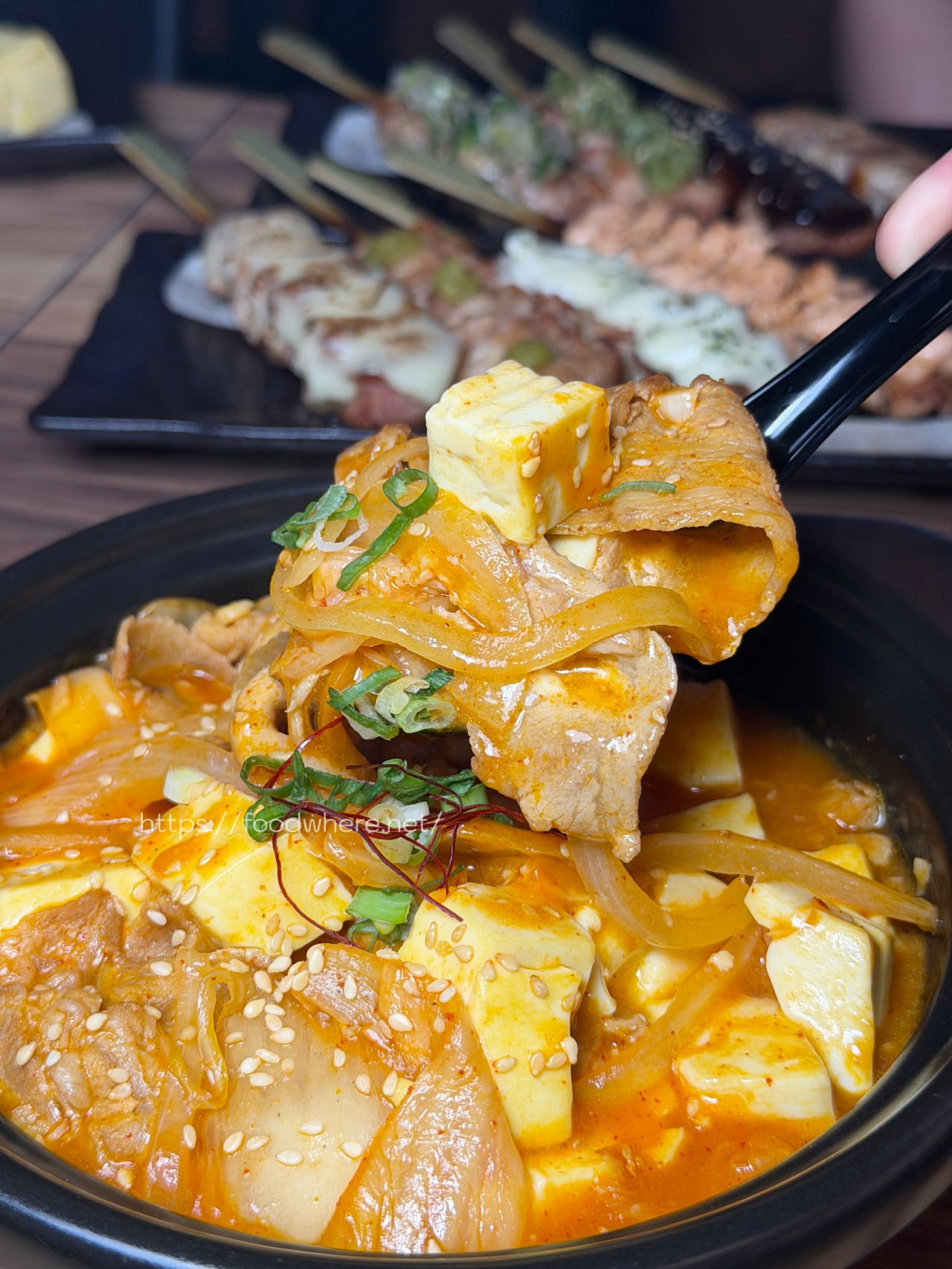 (有放菜單)高雄新興美食《食之八酒居酒屋》七賢路上超人氣口袋名單！平價爆汁雞肉串多達8種口味，必點香濃黑松露奶油烏龍麵 @高雄美食底對