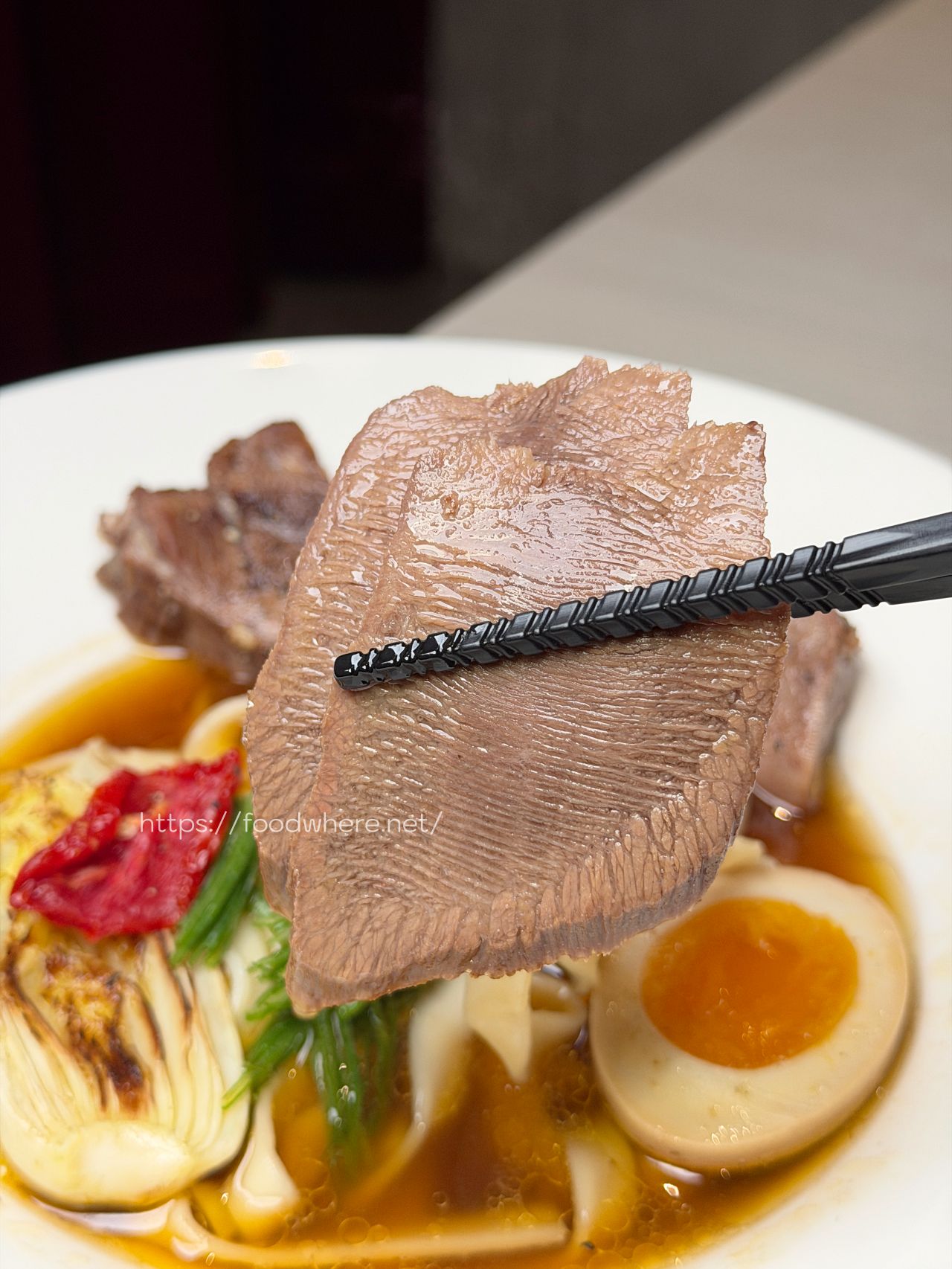 （有菜單）東港牛肉麵《恆溫》牛舌紅燒牛肉麵！超神｜爆紅蟹黃拌麵太犯規 @高雄美食底對