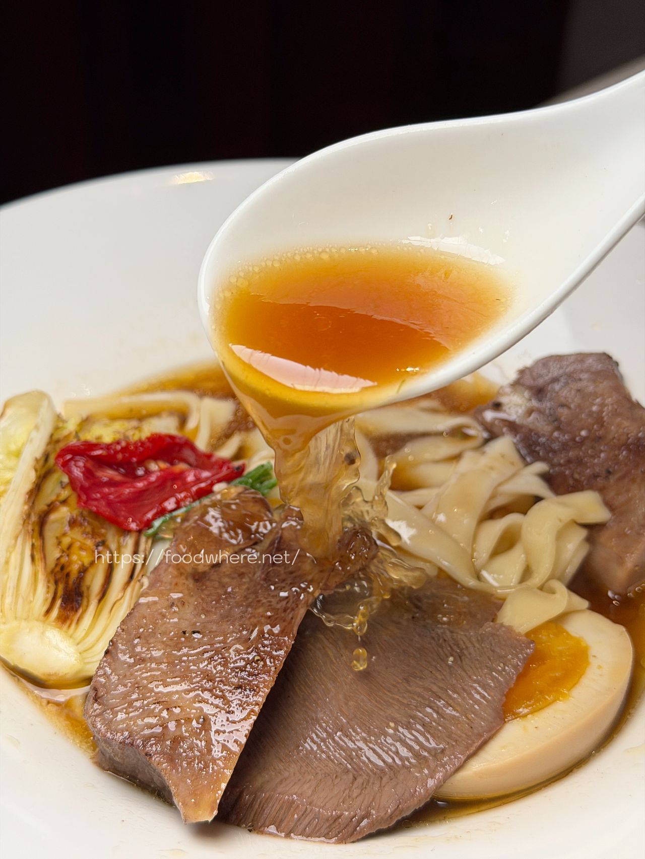 （有菜單）東港牛肉麵《恆溫》牛舌紅燒牛肉麵！超神｜爆紅蟹黃拌麵太犯規 @高雄美食底對