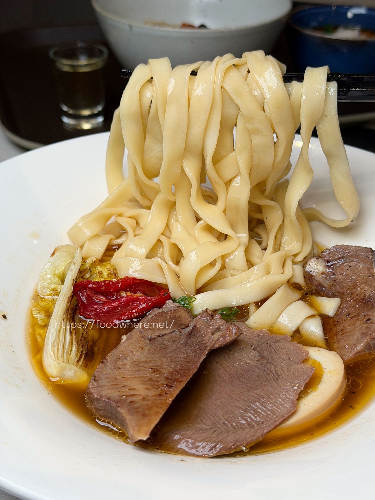 （有菜單）東港牛肉麵《恆溫》牛舌紅燒牛肉麵！超神｜爆紅蟹黃拌麵太犯規 @高雄美食底對