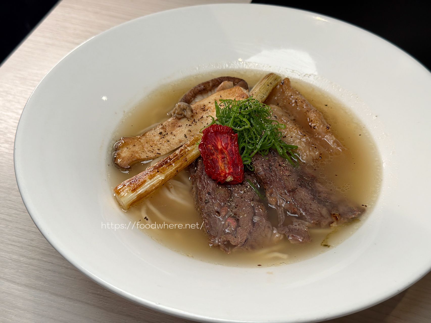 （有菜單）東港牛肉麵《恆溫》牛舌紅燒牛肉麵！超神｜爆紅蟹黃拌麵太犯規 @高雄美食底對