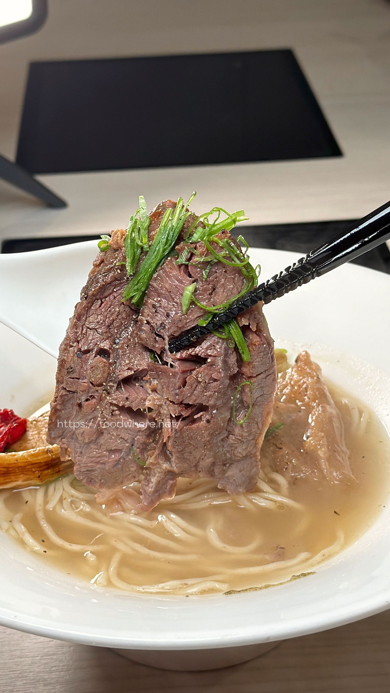 （有菜單）東港牛肉麵《恆溫》牛舌紅燒牛肉麵！超神｜爆紅蟹黃拌麵太犯規 @高雄美食底對
