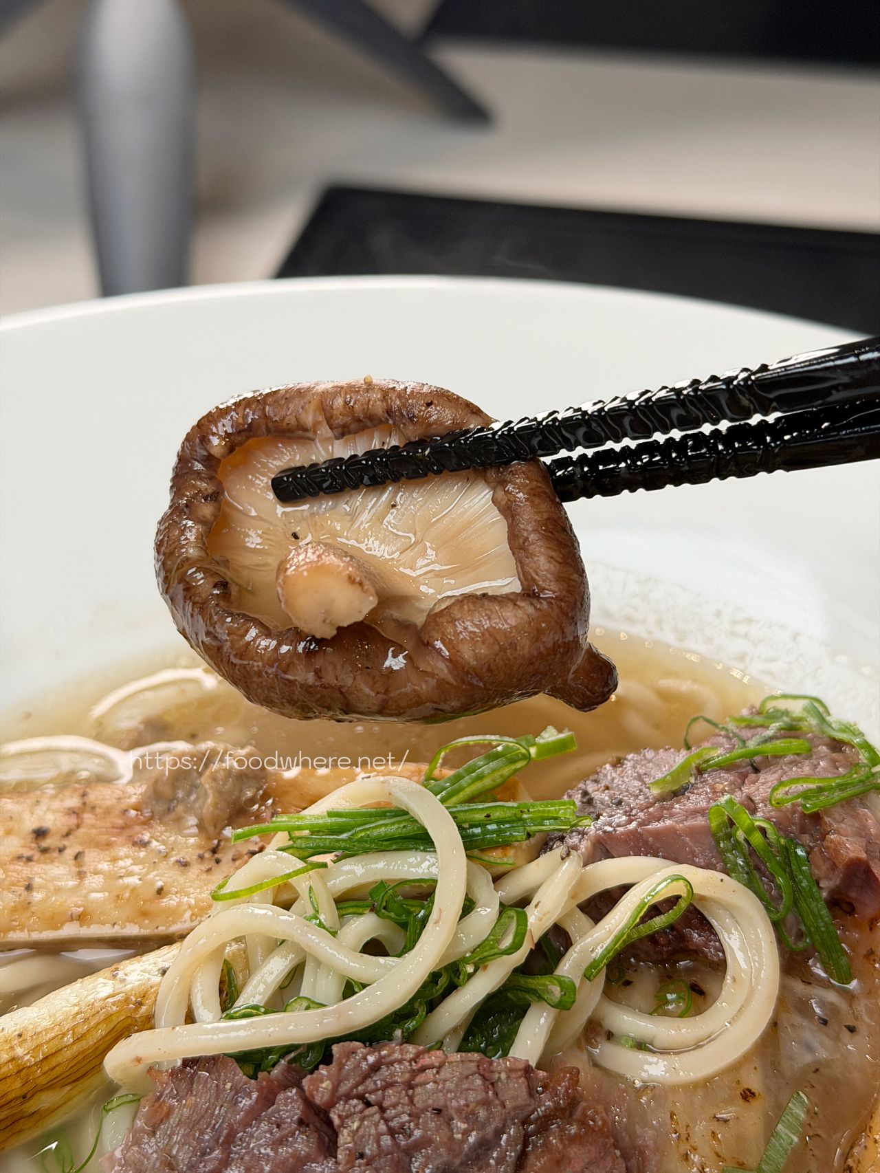 （有菜單）東港牛肉麵《恆溫》牛舌紅燒牛肉麵！超神｜爆紅蟹黃拌麵太犯規 @高雄美食底對