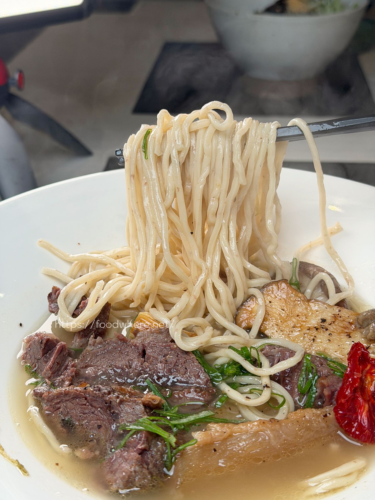 （有菜單）東港牛肉麵《恆溫》牛舌紅燒牛肉麵！超神｜爆紅蟹黃拌麵太犯規 @高雄美食底對