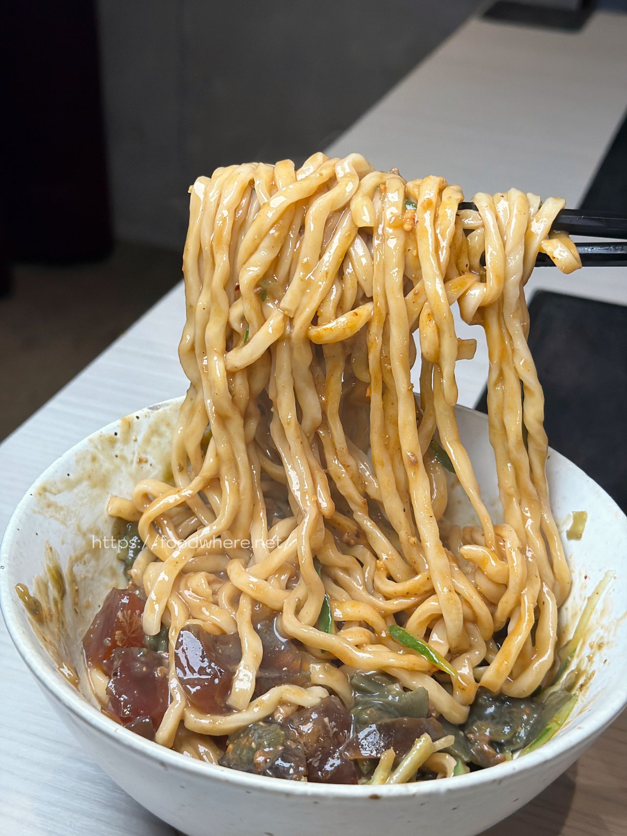 （有菜單）東港牛肉麵《恆溫》牛舌紅燒牛肉麵！超神｜爆紅蟹黃拌麵太犯規 @高雄美食底對