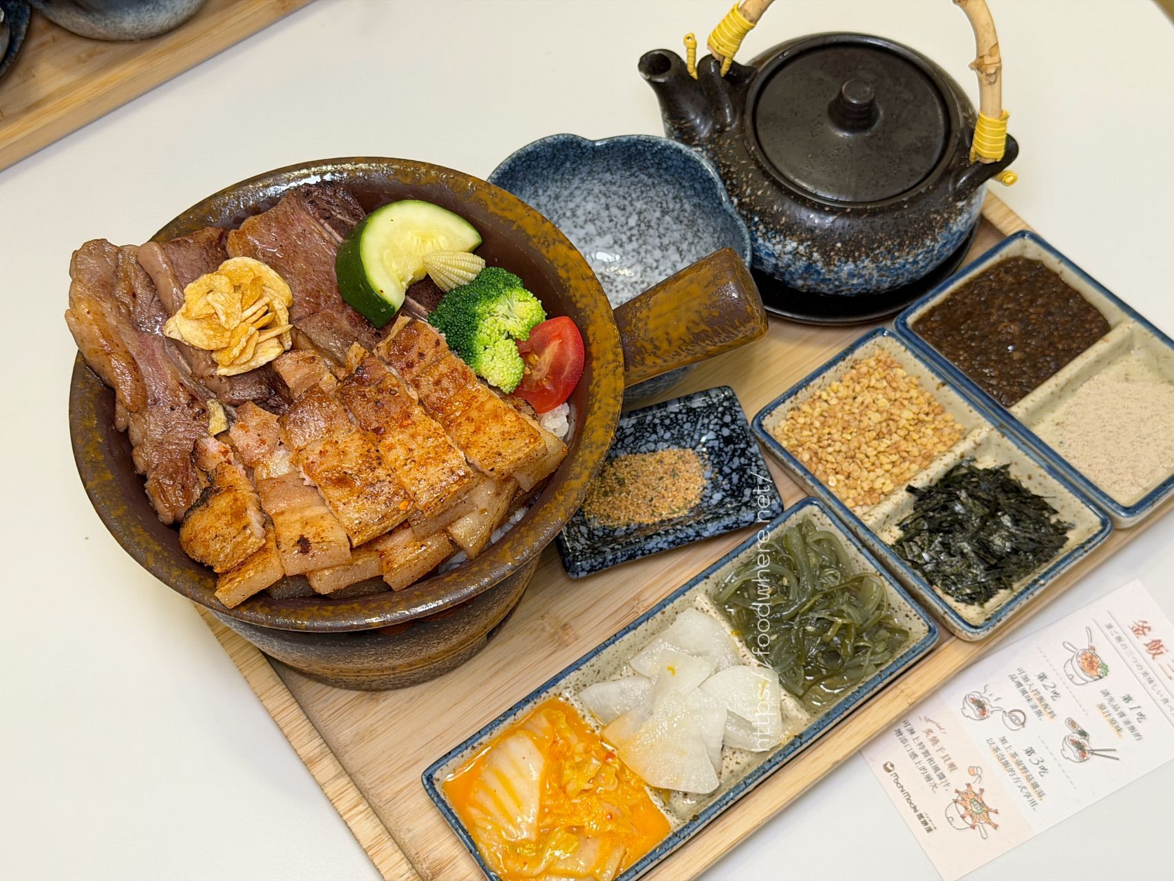 高雄義享天地餐廳推薦《Mochi Mochi 鬆餅屋》豪華釜飯太犯規！必吃舒芙蕾鬆餅 @高雄美食底對