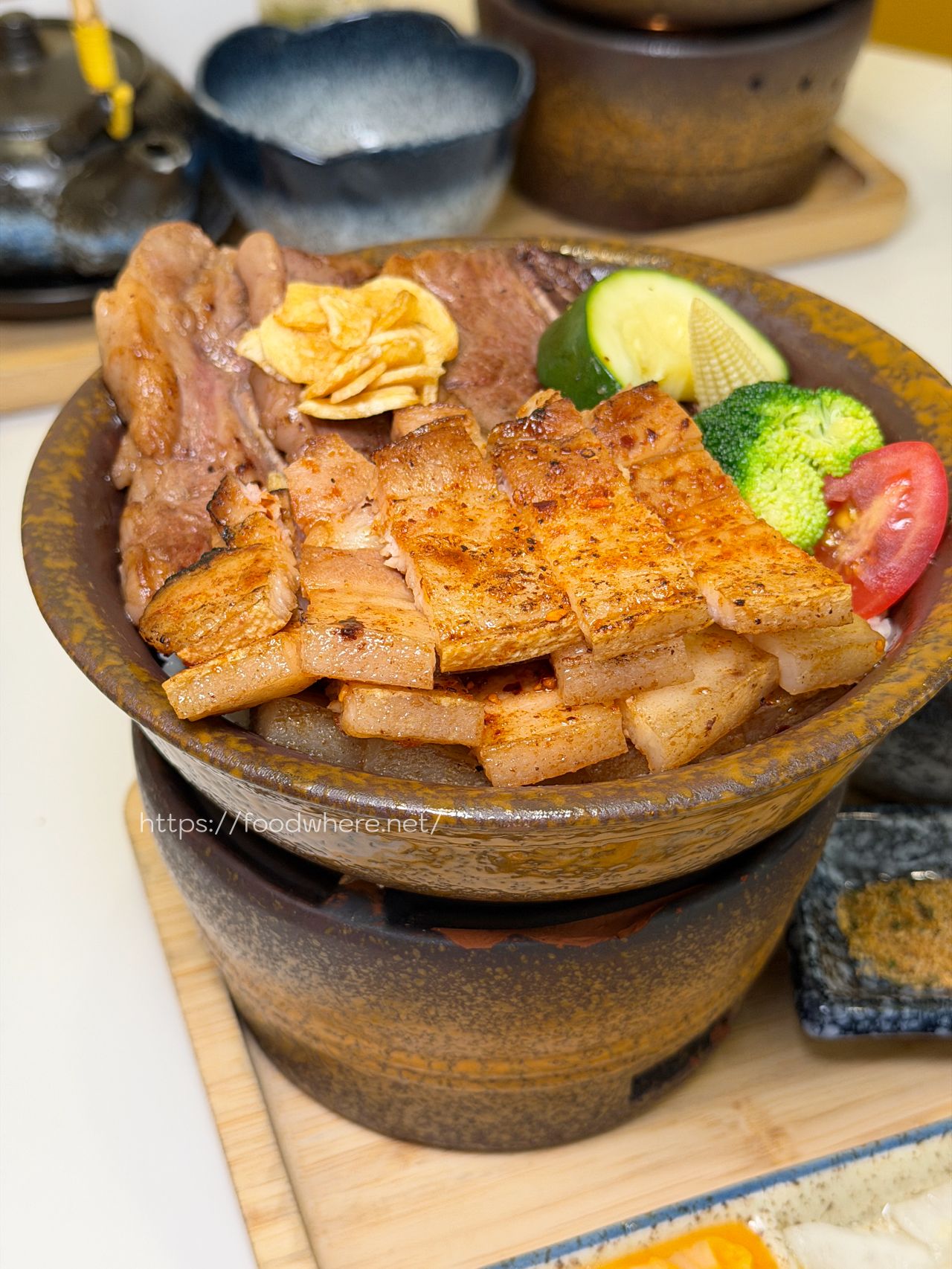 高雄義享天地餐廳推薦《Mochi Mochi 鬆餅屋》豪華釜飯太犯規！必吃舒芙蕾鬆餅 @高雄美食底對