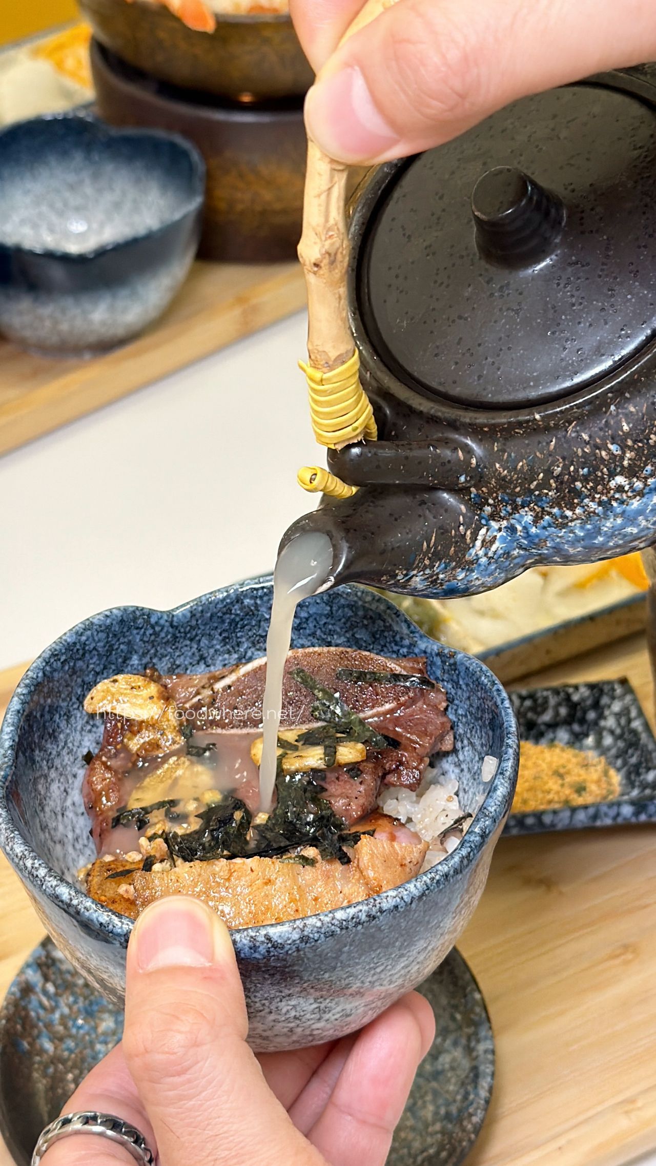高雄義享天地餐廳推薦《Mochi Mochi 鬆餅屋》豪華釜飯太犯規！必吃舒芙蕾鬆餅 @高雄美食底對