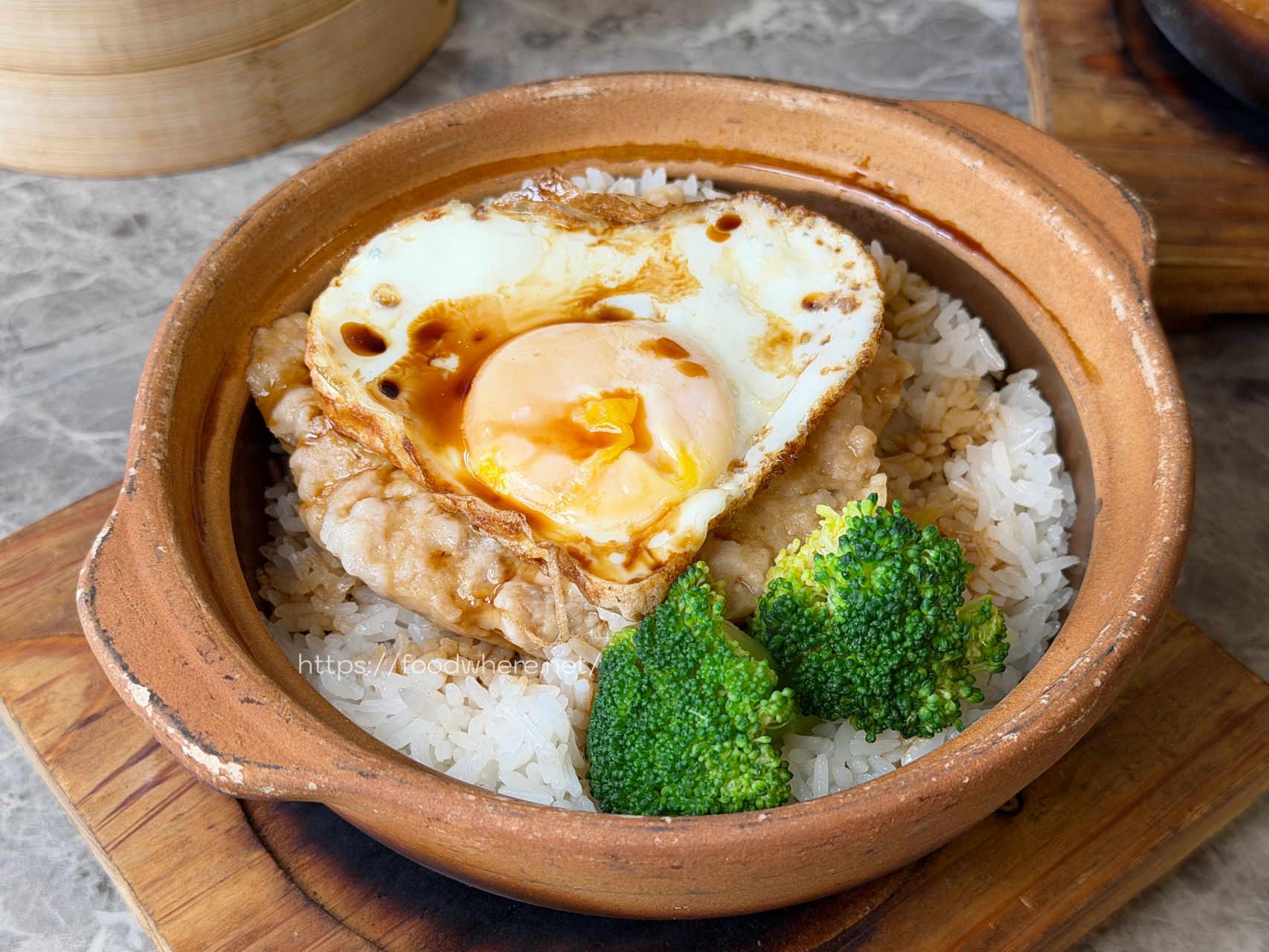岡山煲仔飯《港式洪記煲仔飯》藏超深卻人氣爆棚 @高雄美食底對
