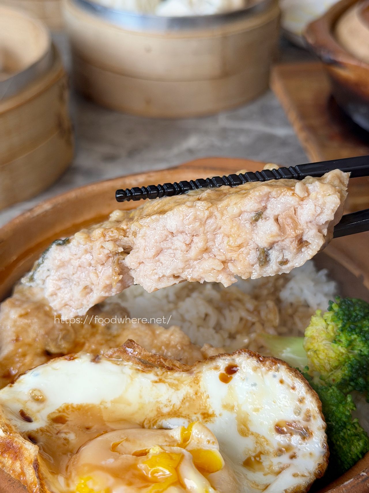 岡山煲仔飯《港式洪記煲仔飯》藏超深卻人氣爆棚 @高雄美食底對