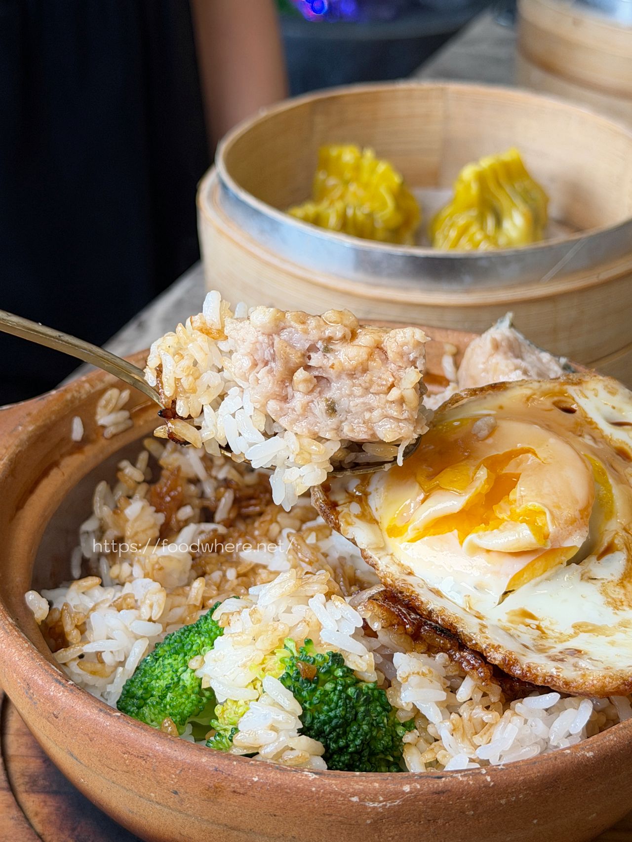 岡山煲仔飯《港式洪記煲仔飯》藏超深卻人氣爆棚 @高雄美食底對